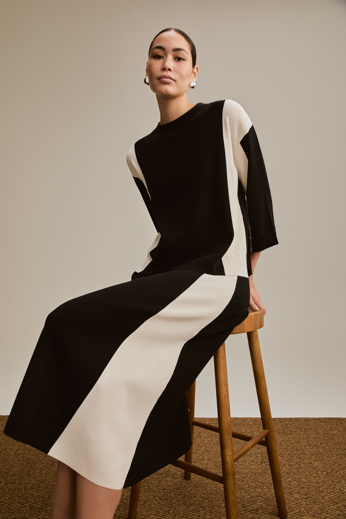 Джемпер из смесовой вискозы черный и белый